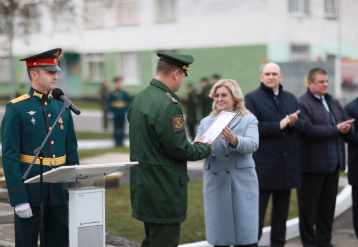 В Клинцах военнослужащих и гражданских лиц наградили за вклад в  увековечение памяти бойцов