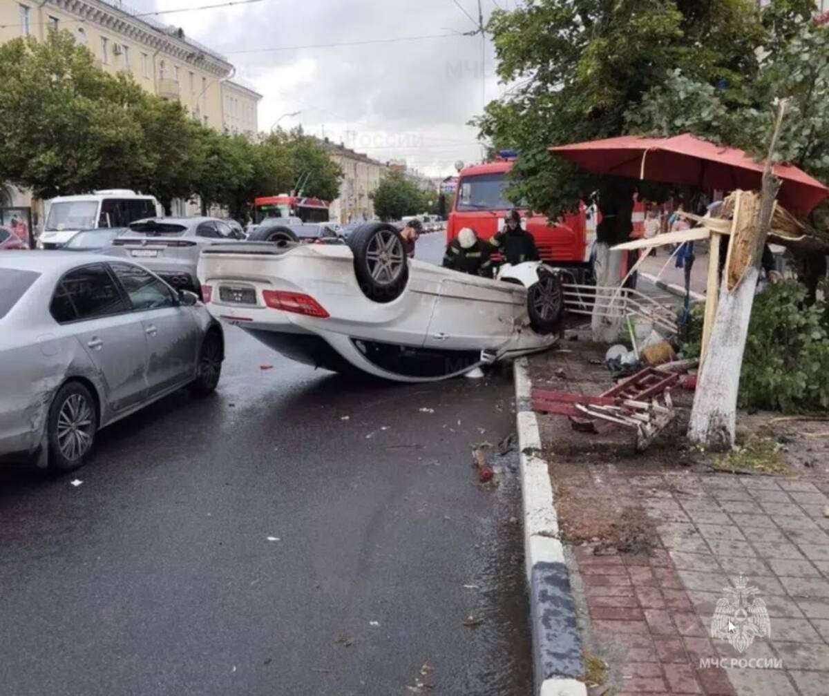 Сняли видео последствий жуткой аварии в центре Брянска