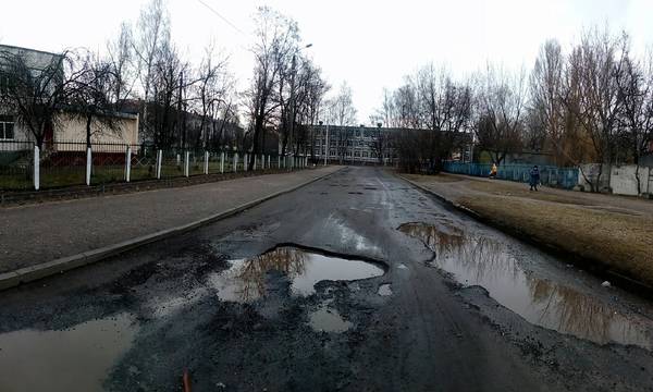 В Брянске сняли на фото адскую дорогу возле школы №55