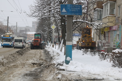 В Брянске на борьбу со снегом вышли 200 человек и 75 машин