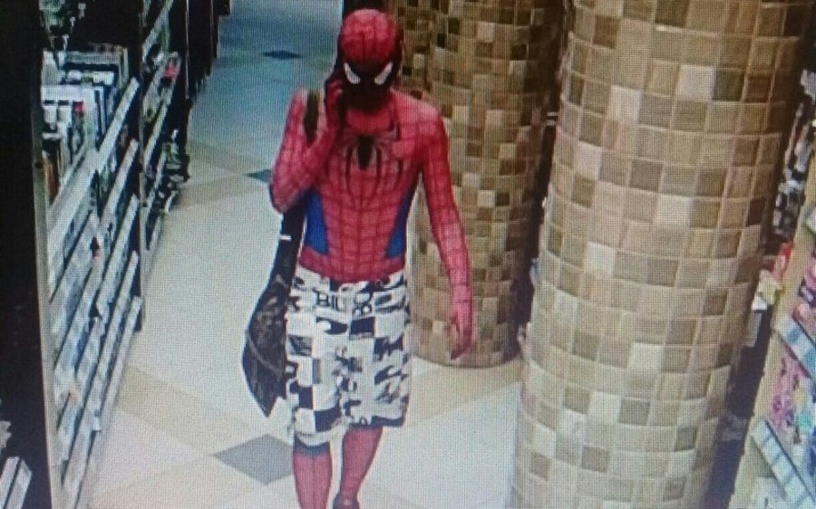 В брянский супермаркет за покупками пришел человек-паук