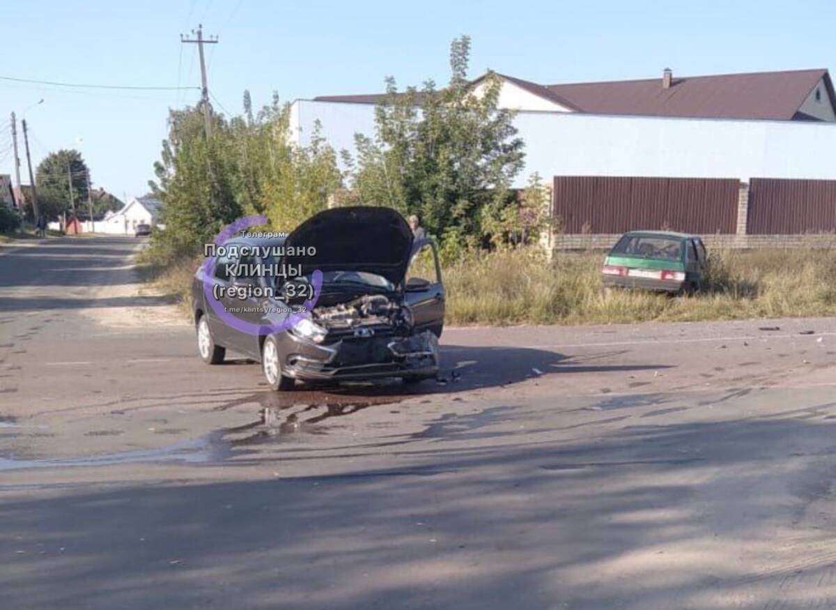 В Клинцах легковушка попала в серьезное ДТП