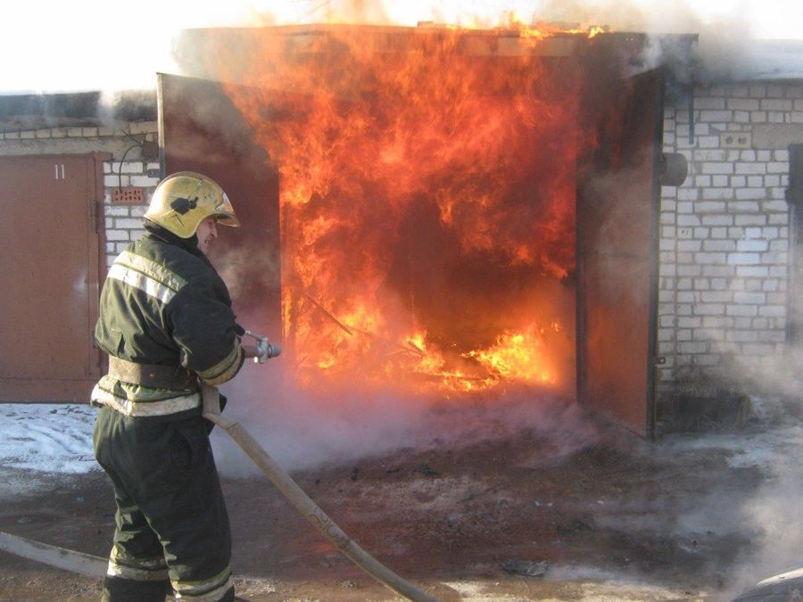 В центре Унечи сгорел частный гараж