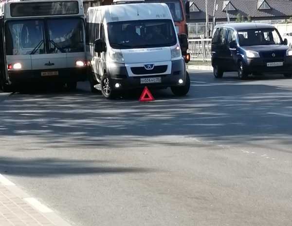 В Брянске маршрутка в погоне за пассажирами подрезала автобус