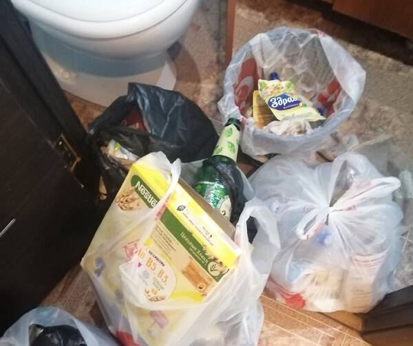 В Брянске молодая мать с ребенком завалила съемную квартиру мусором