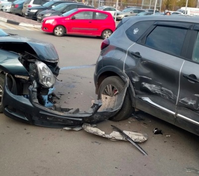 В Брянске на парковке «Аэропарка» столкнулись две иномарки