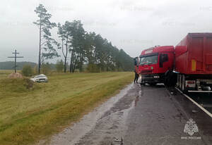 Под Почепом спасатели вытащили раненого из попавшей в ДТП машины