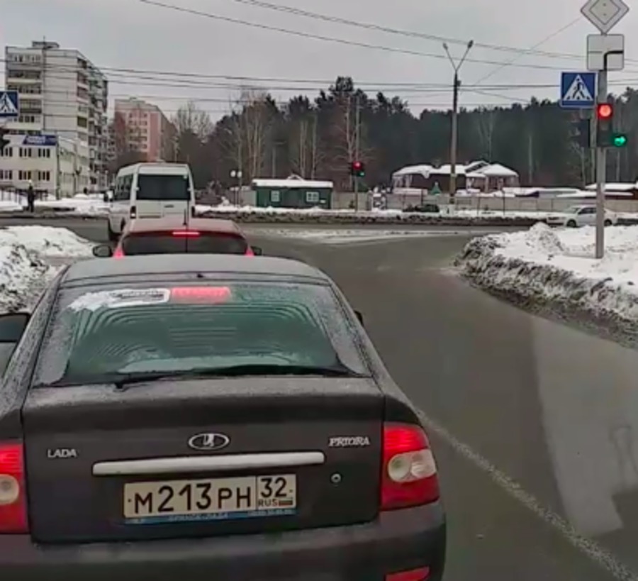 В Брянске наглый водитель маршрутки проехал на «красный»