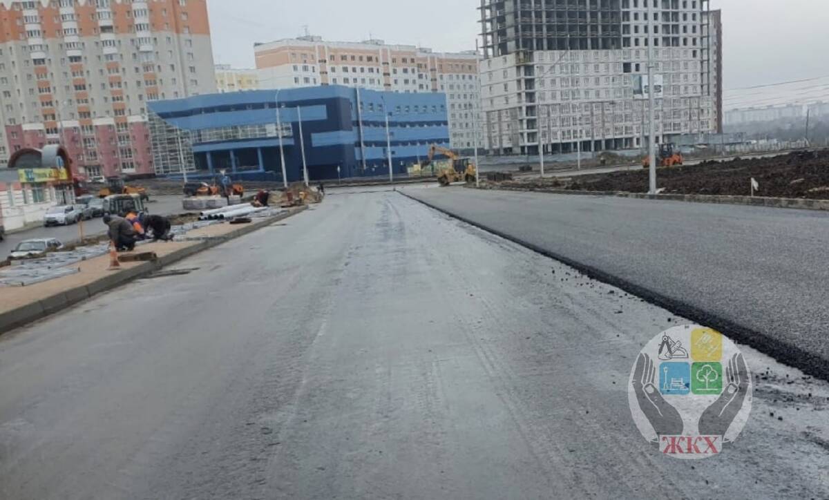 В Брянске вдоль новой дороги на улице Счастливой обустраивают тротуар