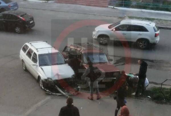 В Брянске на переулке Пилотов столкнулись 2 автомобиля