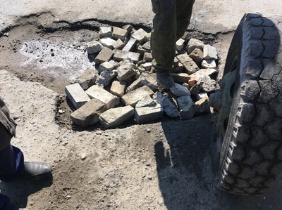 В Брянске жители улицы Чайковского заделали ямы кирпичами