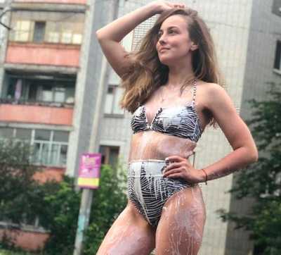 В Брянске любительница горячих танцев облилась молоком у «Магнита»