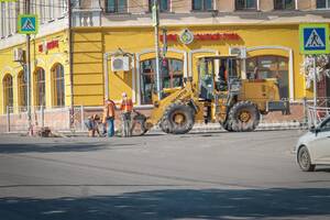 Брянцев попросили сообщать о качестве ремонта дворов и дорог у школ