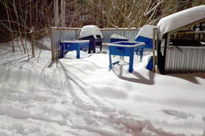 Водители мусоровозов вручную грузят отходы из-за снежных завалов в Брянской области