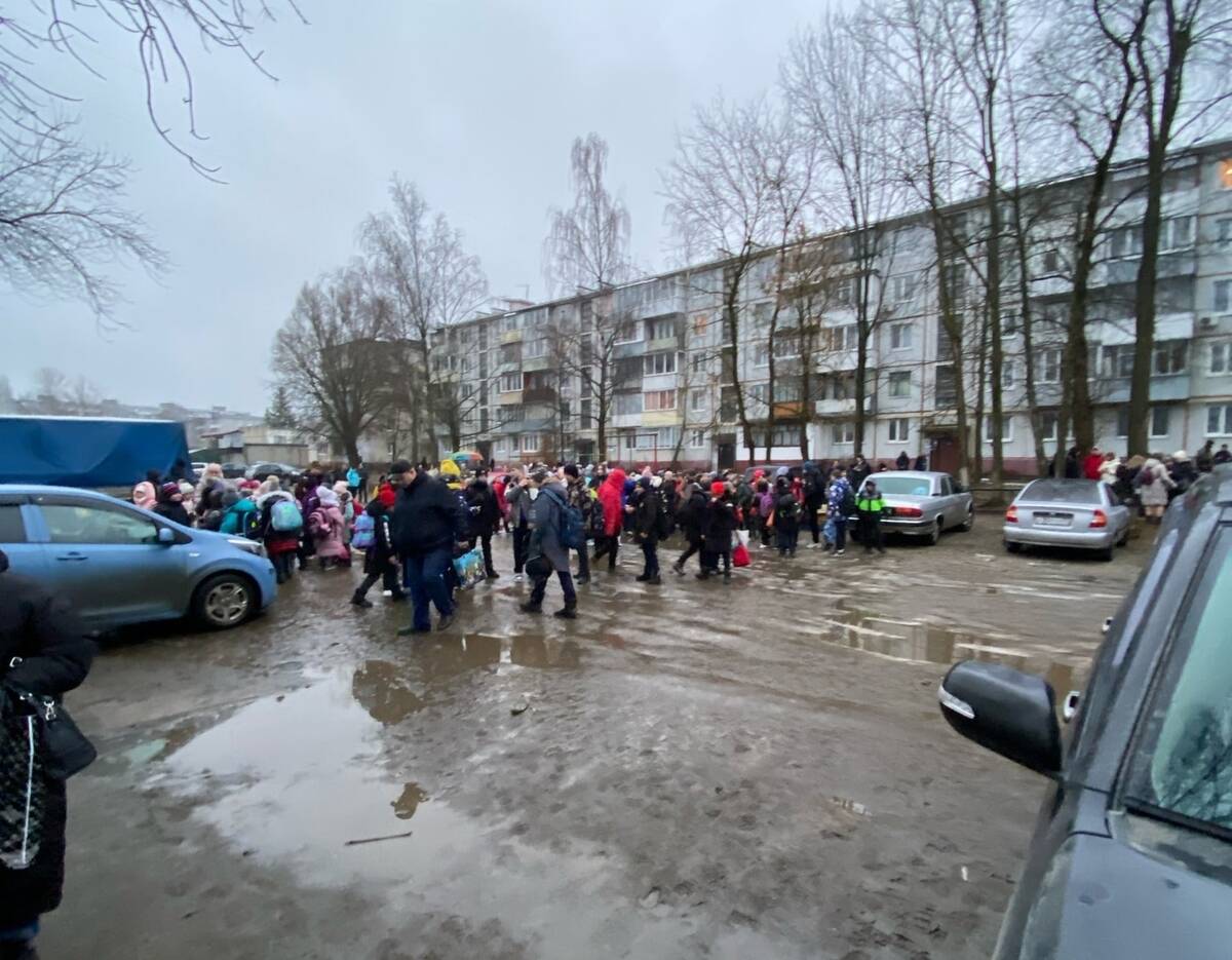 В Брянске 18 января утром провели эвакуацию учеников и педагогов из 7 школ и 3 гимназий