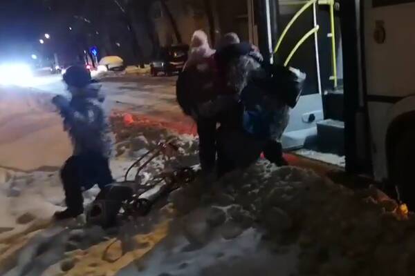 В Брянске сняли на видео остановки, заваленные снегом