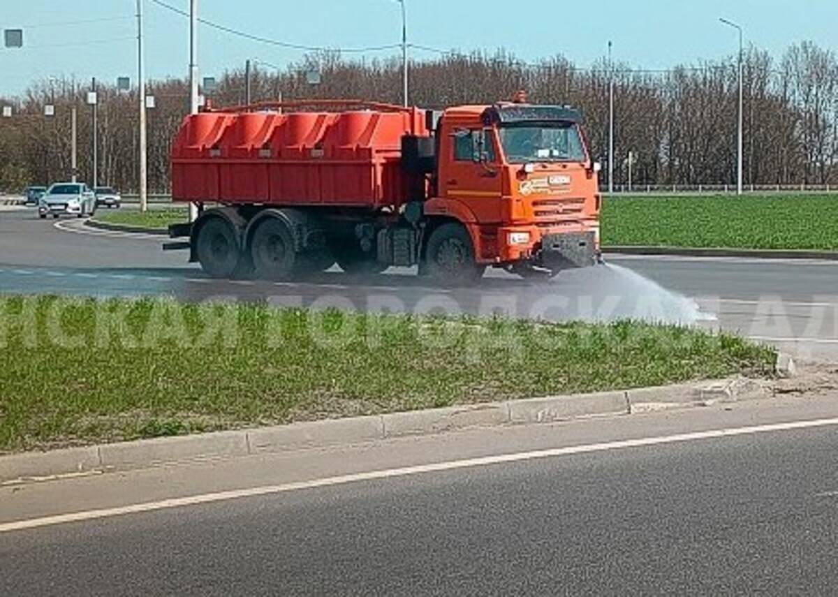 Грязь весеннего Брянска смывают 7 поливальных машин