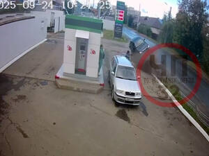 На автозаправку в Брянске влетела легковушка и опрокинулась