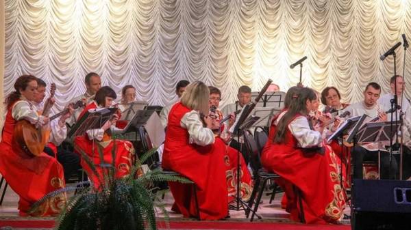Брянцев пригласили на концерт оркестра народных инструментов
