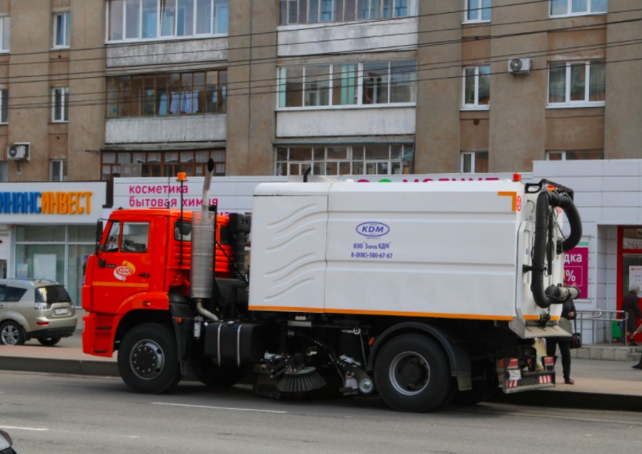 В Брянске испытали новую установку для уборки улиц