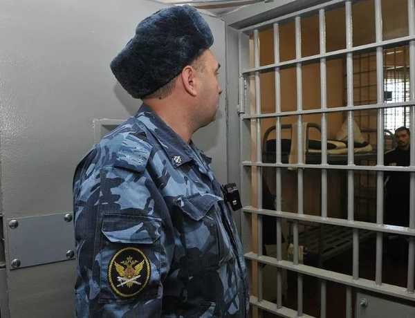 В Брянске сотрудник колонии передал заключенным 43 мобильника