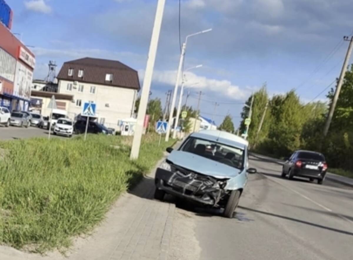 В Брянске возле поселка Октябрьский разбились 2 легковушки | 06.05.2023 |  Брянск - БезФормата