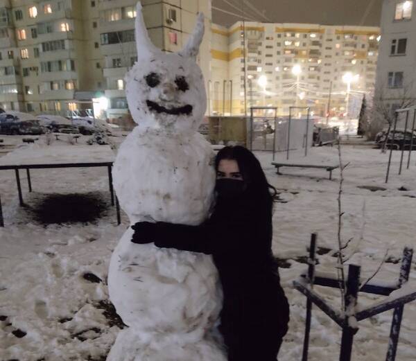 Подружки на даче слепили большой снежный хуй и фоткаются с ним голые фото