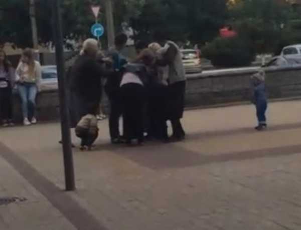 В Брянске сняли на видео драку цыган возле ТРЦ «БУМ-Сити»