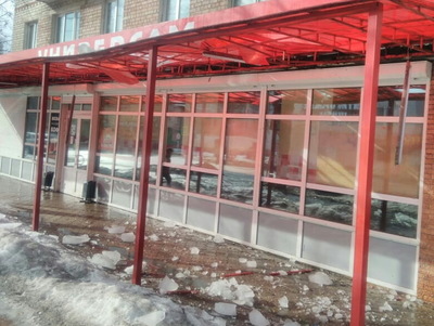 В Брянске упавшие глыбы льда пробили крышу магазина