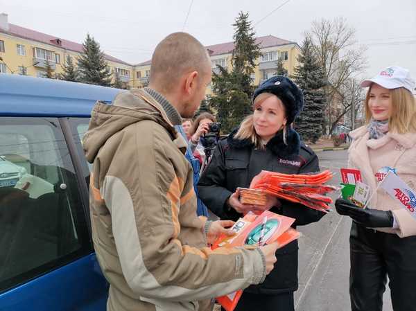 В Брянске автоинспекторы вышли с подарками на улицы города