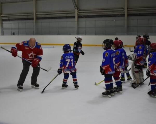 В Брянской области звезды хоккея устроили мастер-класс для юных дятьковцев