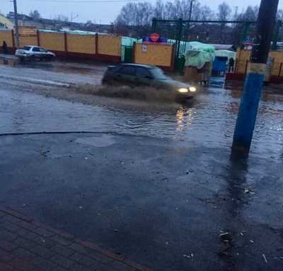 В Брянске декабрьский дождь затопил дорогу возле Бежицкого рынка
