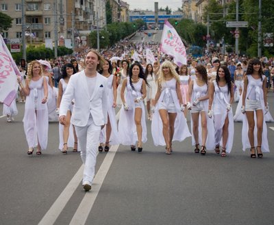 В Брянске отменили яркое шоу «Парад невест» 