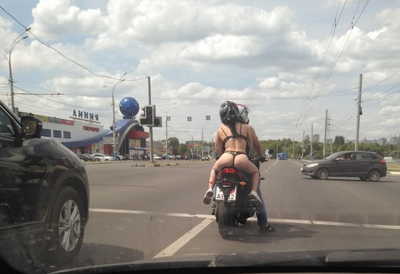 В Брянске заметили ещё одну горячую девушку на мотоцикле