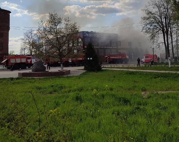 В брянской Жуковке крупный пожар в ТЦ «Экватор» тушили 3 часа 