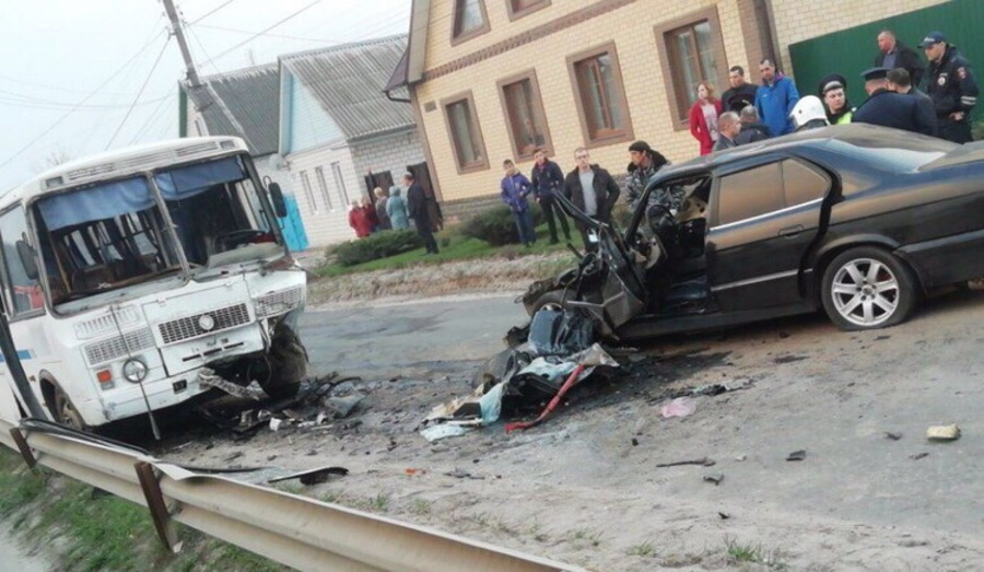В Почепе столкнулись автобус и легковушка: водитель BMW погиб
