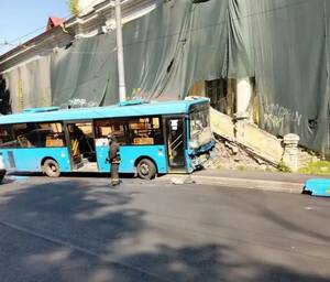 В Брянске на Калинина после массового ДТП автобус №37 вылетел на тротуар