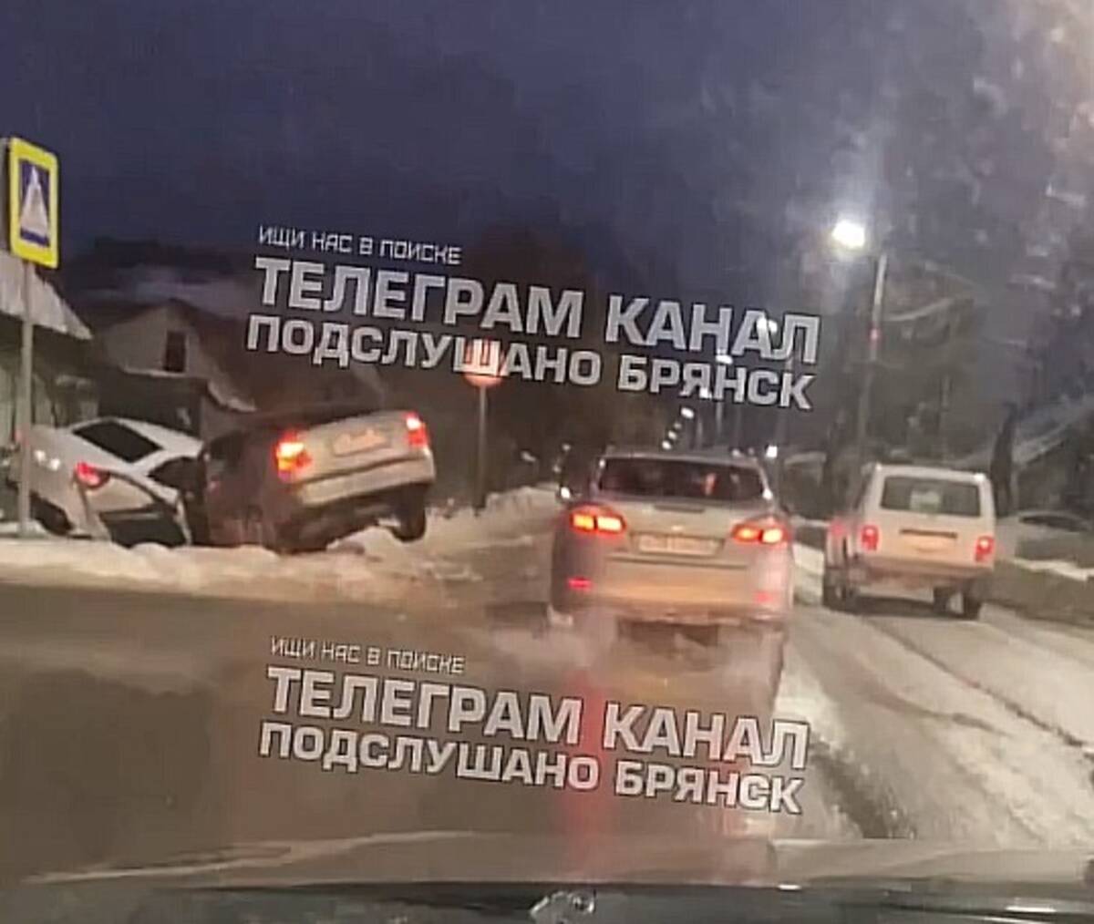 В Брянске на улице Красный Маяк два автомобиля улетели с дороги