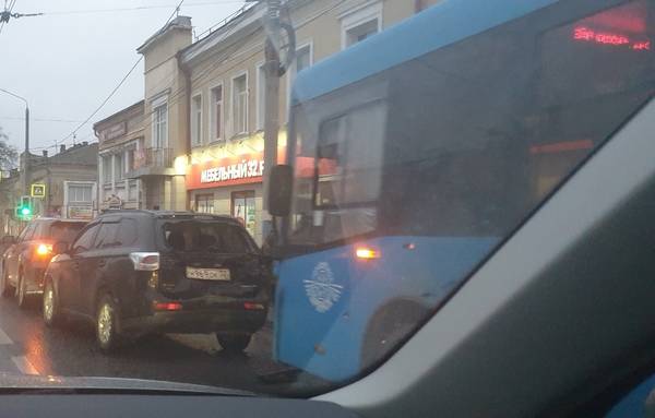 В Брянске на Калинина столкнулись две легковушки и автобус
