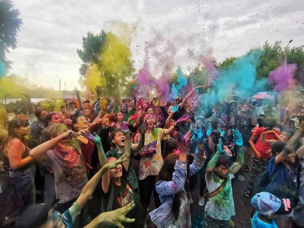Брянцев сегодня приглашают в Карачев на фестиваль красок холи «Цветотерапия»