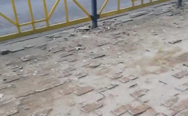 В Брянске разрушается тротуар на остановке возле областной больницы