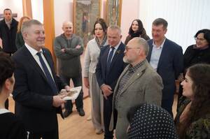 В Брянске открыли памятник народным художникам Ткачёвым