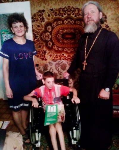 Брянская епархия подарила коляску мальчику-инвалиду