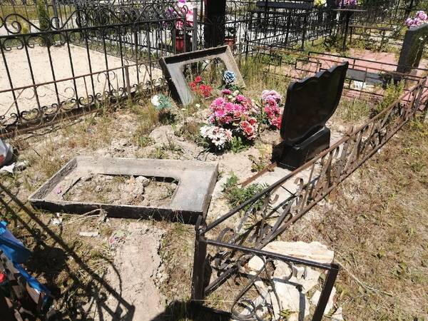 В Дятькове на кладбище вандалы украли металл