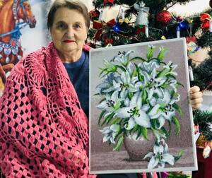 В брянском интернате женщина одной рукой вышивает картины