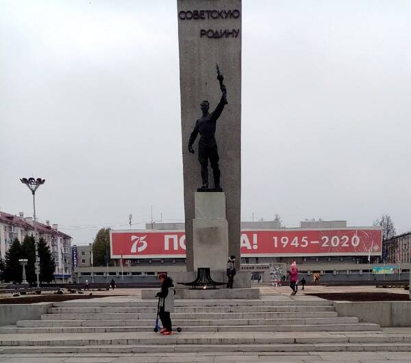 Площадь Партизан лавочки. Горка на площади Партизан в Брянске. Площадь Партизан находка. Камелот площадь Партизан.