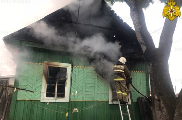 В Брянске на Чичеринке сгорел дом: 1 человек пострадал