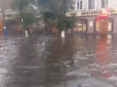 В Брянске сняли на видео затопленную Набережную