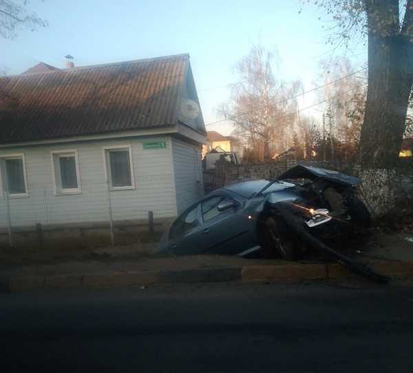 В Брянске на улице 2-й Мичурина автомобиль вылетел в кювет