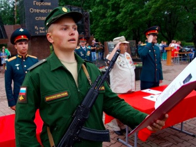 В Клинцах прошла военная присяга молодых солдат